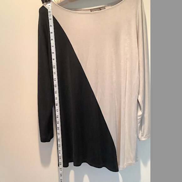 Chicos - Classic Travelers Black and Ecru Colorblock Assymetric top Size 1 1/2 - Picture 3 of 9